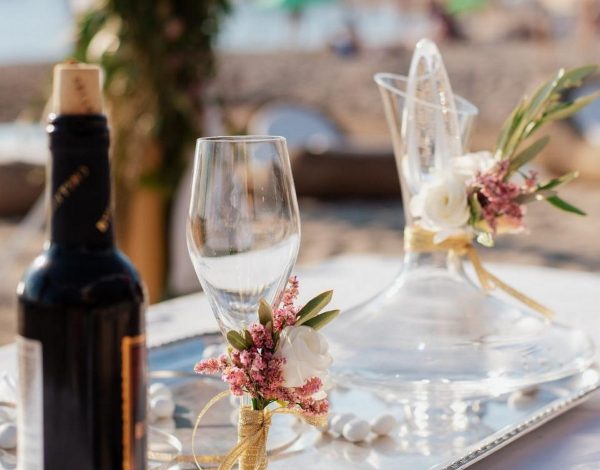 Wedding FAQs: Τι κάνουμε το ποτήρι και την καράφα με το κρασί μετά τον γάμο;