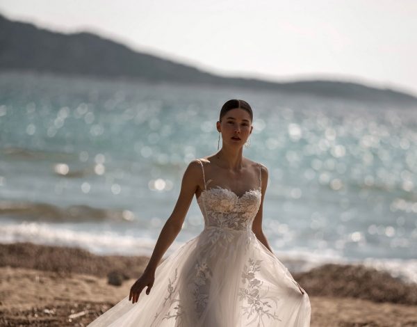 Ελένη Κολλάρου: Τα νυφικά της «παντρεύουν» το πρωτοποριακό στιλ με την παράδοση της υψηλής ραπτικής