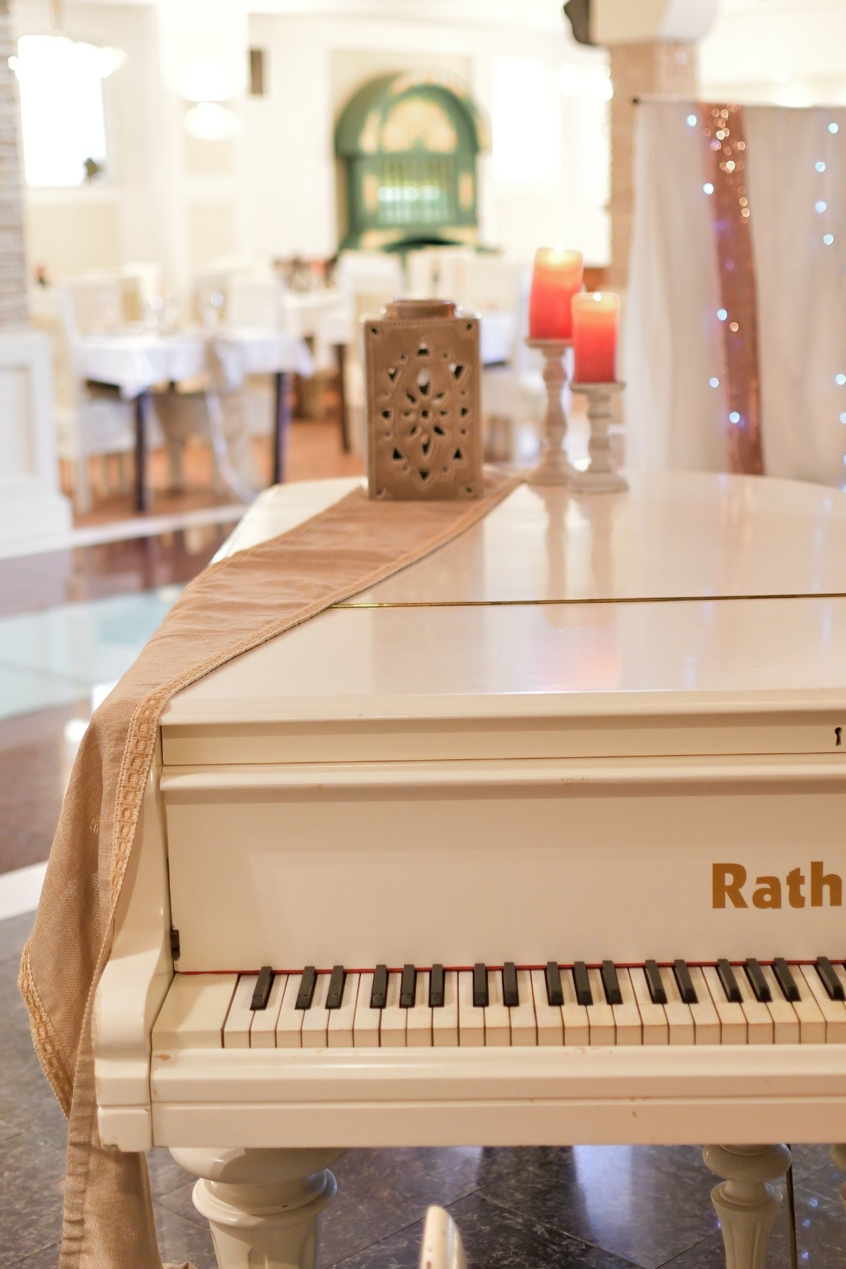 Δύο υπέροχα κλασικά πιάνα που διακοσμούν τον χώρο του restaurant! So elegant!